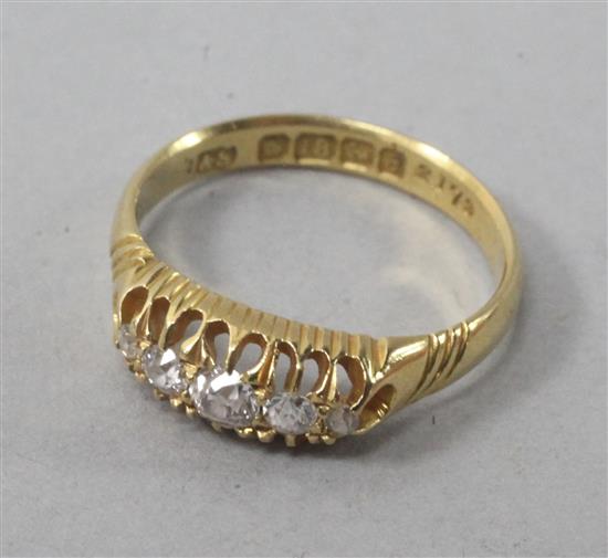 An Edwardian 18ct gold and graduated five stone diamond ring, size M.